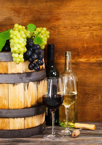 Hayat kırmızı ve beyaz şarapla dolu