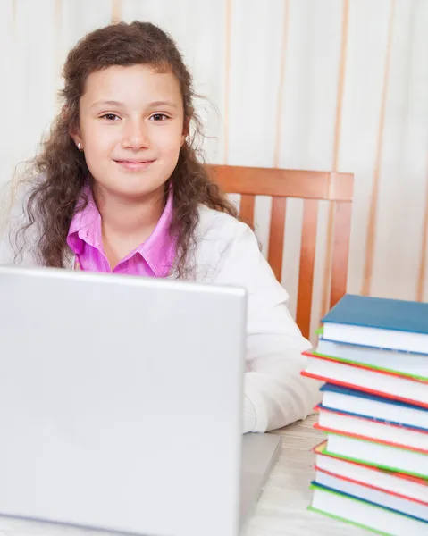 Kleine brunette lachende meisje met laptop — Stockfoto