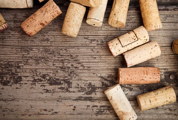 Corchos de botella de vino con fecha en el fondo de madera — Foto de Stock