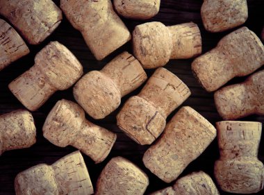 ahşap zemin üzerinde şarap şişesi mantarlar tarihli