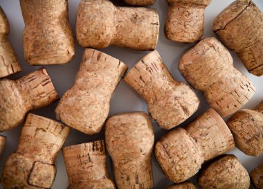 ahşap zemin üzerinde şarap şişesi mantarlar tarihli