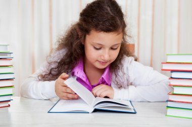 yığın kitap ile küçük kız