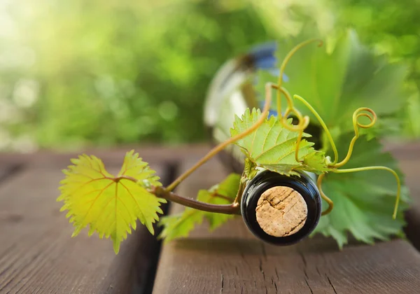 Garrafa de vinho na mesa de madeira ao ar livre — Fotografia de Stock