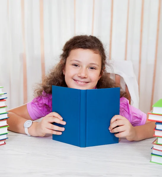 Meisje met stapels boeken — Stockfoto