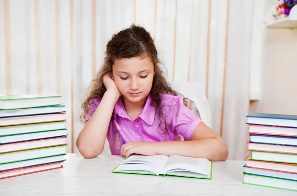 Kleine brunette lachende meisje met stapel boeken — Stockfoto
