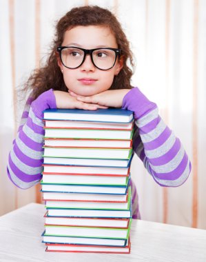 yığın kitap ile küçük kız