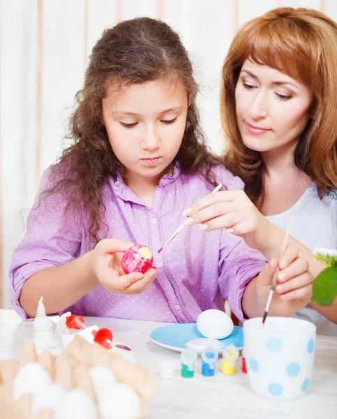 Mother and daughter eating cereal and fruit — Stock Photo, Image