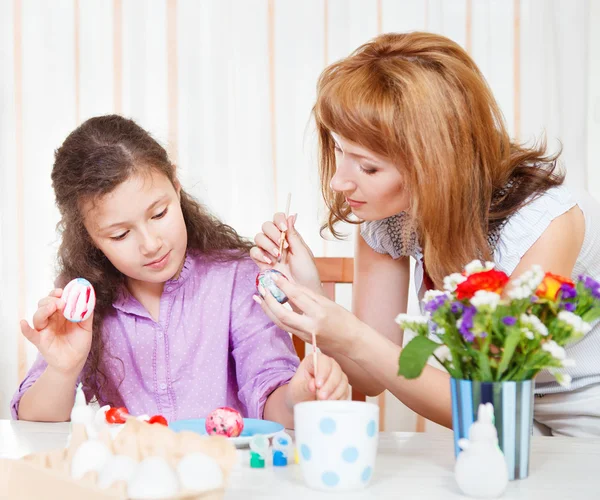 Mor och dotter äter flingor och frukt — Stockfoto