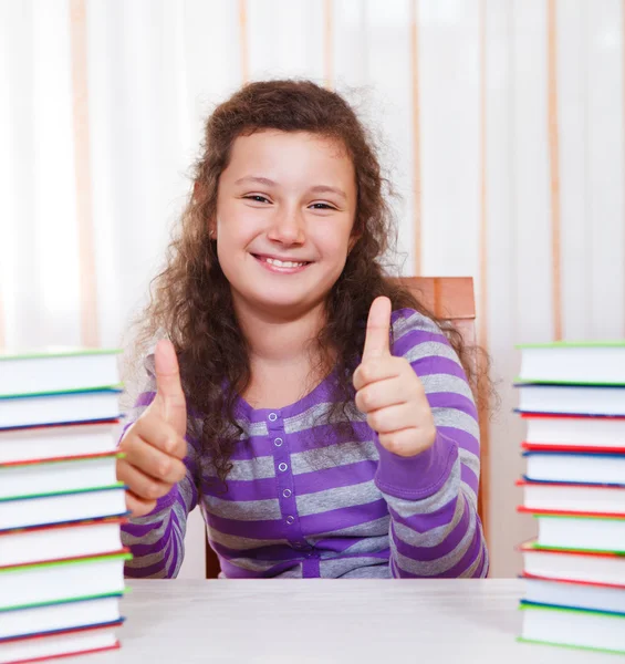 Kleines Mädchen mit Bücherstapel — Stockfoto