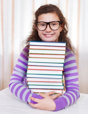 kitap küçük esmer gülümseyen kız