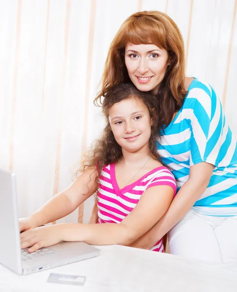 Fiatal nő segítségével a laptop számítógép lányával — Stock Fotó