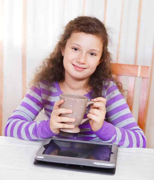 Menina morena usando tablet computador — Fotografia de Stock