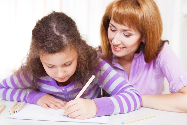 Little girl with and her mother drawing — Stock Photo, Image