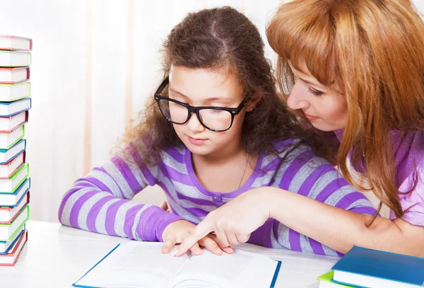 Meisje met en haar moeder lezen — Stockfoto