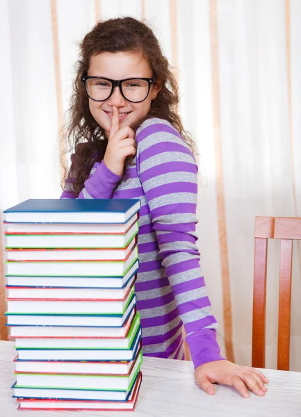 Pequena morena sorrindo menina com livros — Fotografia de Stock