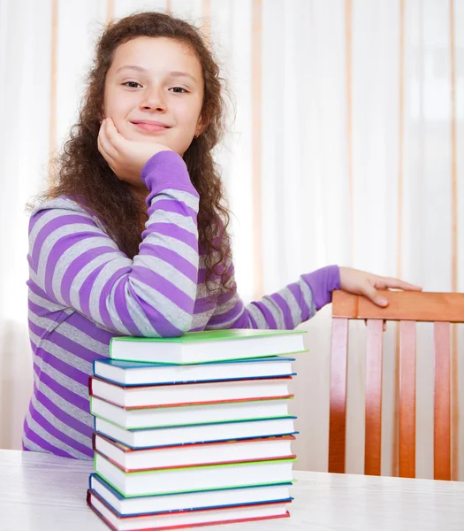 Pequena morena sorrindo menina com de livros — Fotografia de Stock