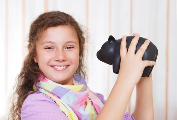 어린 소녀는 piggybank에 돈을 절약 — 스톡 사진