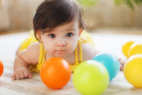 Mutlu genç ailesi ile kız bebek — Stok fotoğraf