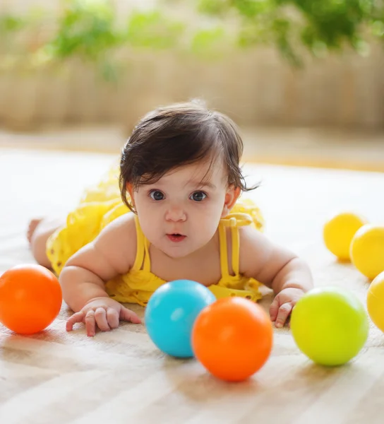 Joyeux jeune famille avec bébé fille — Photo