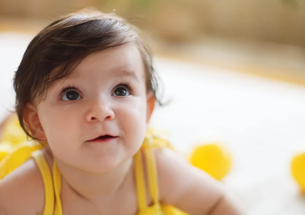 Jovem família feliz com bebê menina — Fotografia de Stock