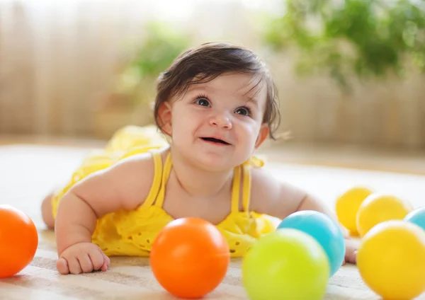 Mutlu genç ailesi ile kız bebek — Stok fotoğraf