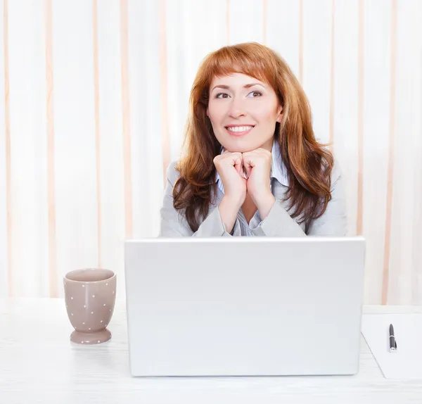 Retrato de la joven mujer de negocios feliz — Foto de Stock