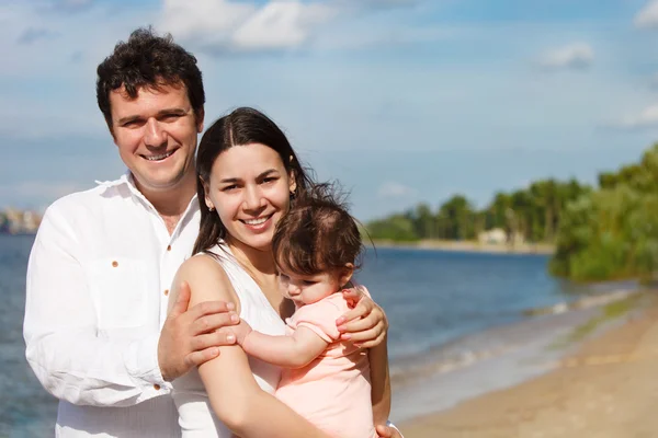 Jovem família feliz com bebê menina — Fotografia de Stock