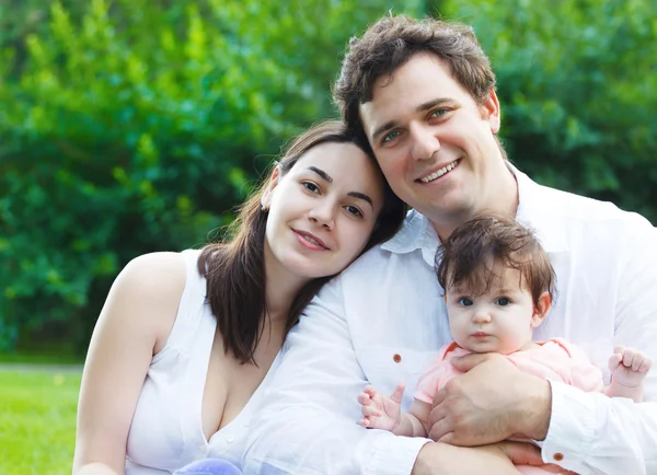 Jovem família feliz com bebê menina — Fotografia de Stock