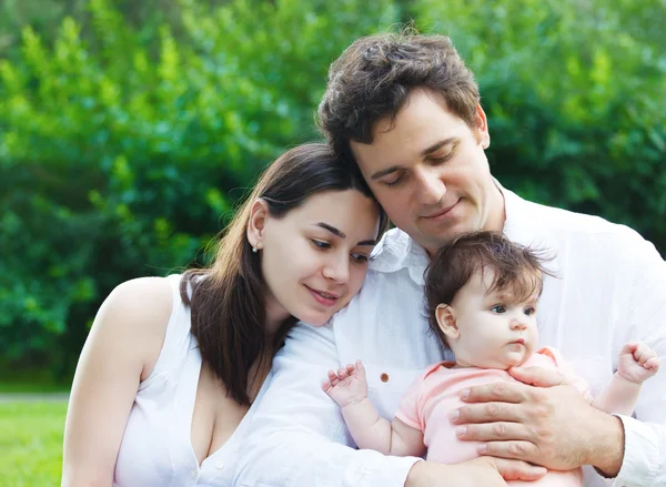 Mutlu genç ailesi ile kız bebek — Stok fotoğraf