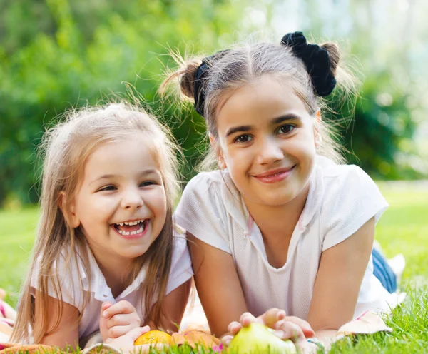 Felice giovane famiglia con la bambina — Foto Stock