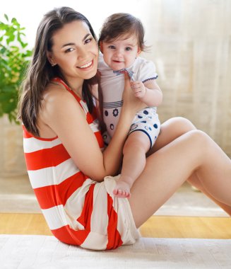 mutlu gülümseyen anne ile kız bebek kapalı