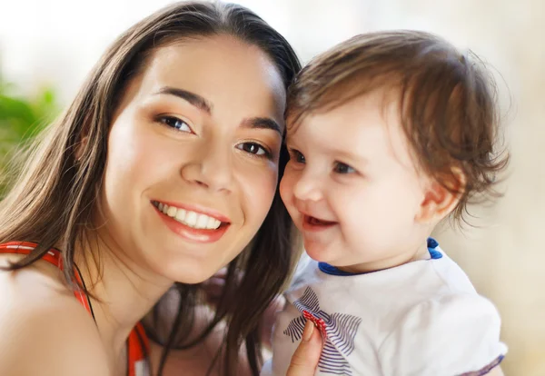 Madre con bambina di otto mesi al coperto — Foto Stock