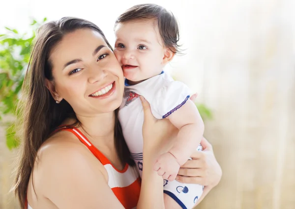 Mutter mit acht Monate altem Mädchen drinnen — Stockfoto