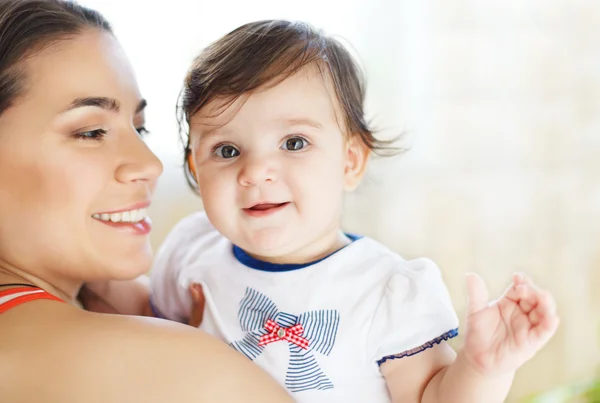 Mère avec bébé fille de huit mois en intérieur — Photo