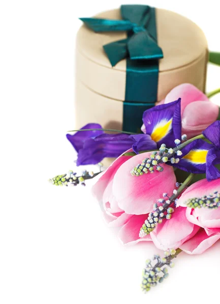 Tulpenstrauß mit Geschenkbox — Stockfoto