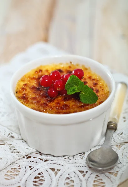 Olivenöl und Olivenzweig auf dem Holztisch — Stockfoto