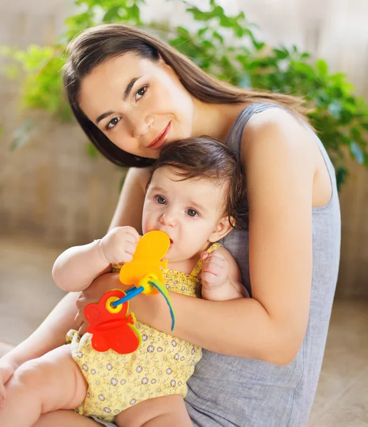 Glücklich lächelnde Mutter mit acht Monate altem Mädchen — Stockfoto