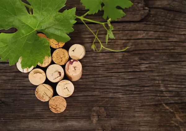 Corchos de botella de vino con fecha en el fondo de madera — Foto de Stock