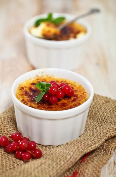 Crème brûlée (grädde brûlée, bränd grädde) — Stockfoto