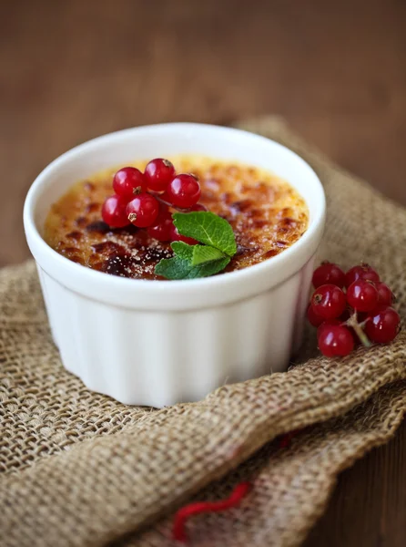 Crema brulee (crema brulee, crema arsa ) — Fotografie, imagine de stoc