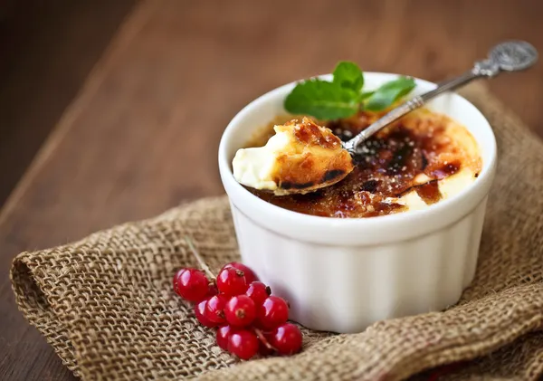 Creme brulee (creme brulee, creme queimado ) — Fotografia de Stock