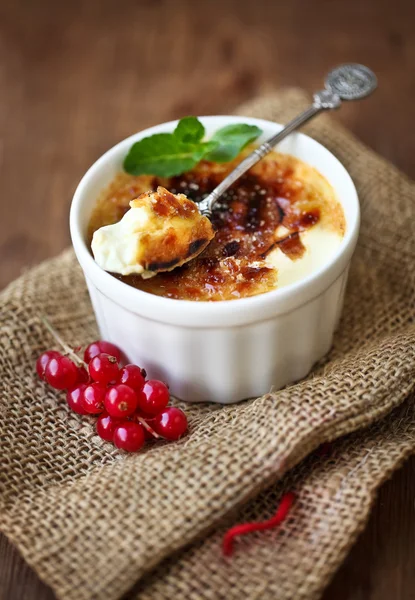 Crème brûlée (grädde brûlée, bränd grädde) — Stockfoto