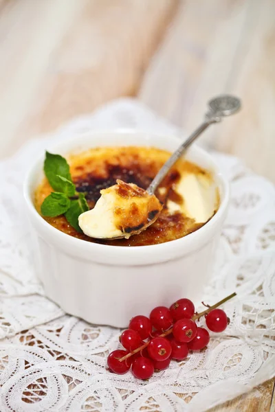 Creme brulee (cream brulee, burnt cream) — Stock Photo, Image