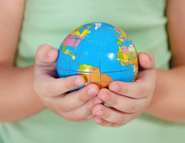 küçük küre tutan çocuk