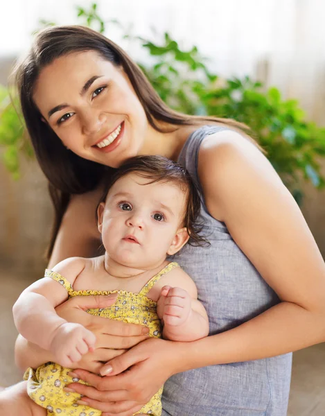 Mother with eight month old baby girl indoor — Stock Photo, Image