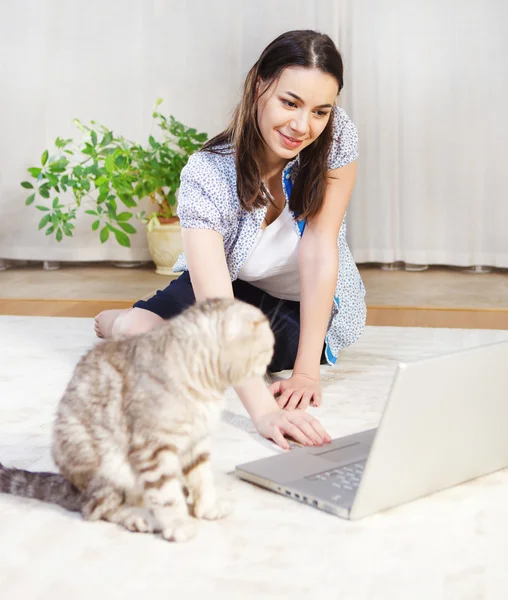 Retrato de uma bela jovem mulher trabalhando no laptop — Fotografia de Stock