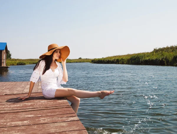 Gelukkig zakenvrouw springen in de lucht — Stockfoto