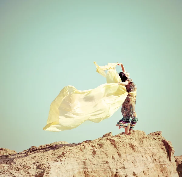 Glad affärskvinna hoppar i luften — Stockfoto