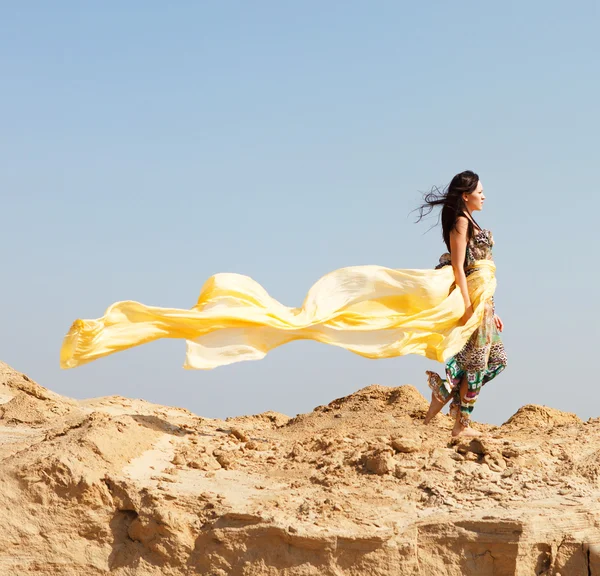 Feliz mujer de negocios saltando en el aire — Foto de Stock