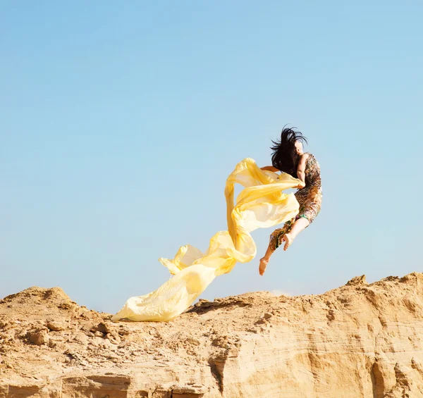 Feliz mujer de negocios saltando en el aire — Foto de Stock